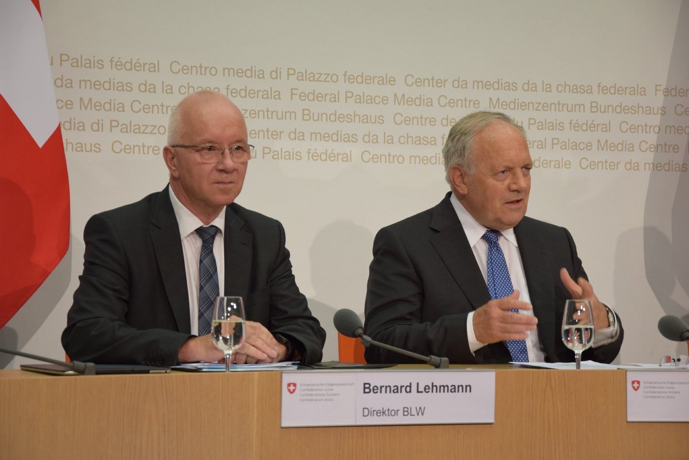 Bundesrat Schneider-Ammann (r.) und BLW-Direktor Bernard Lehmann am Donnerstag vor den Medien. (Bild akr)