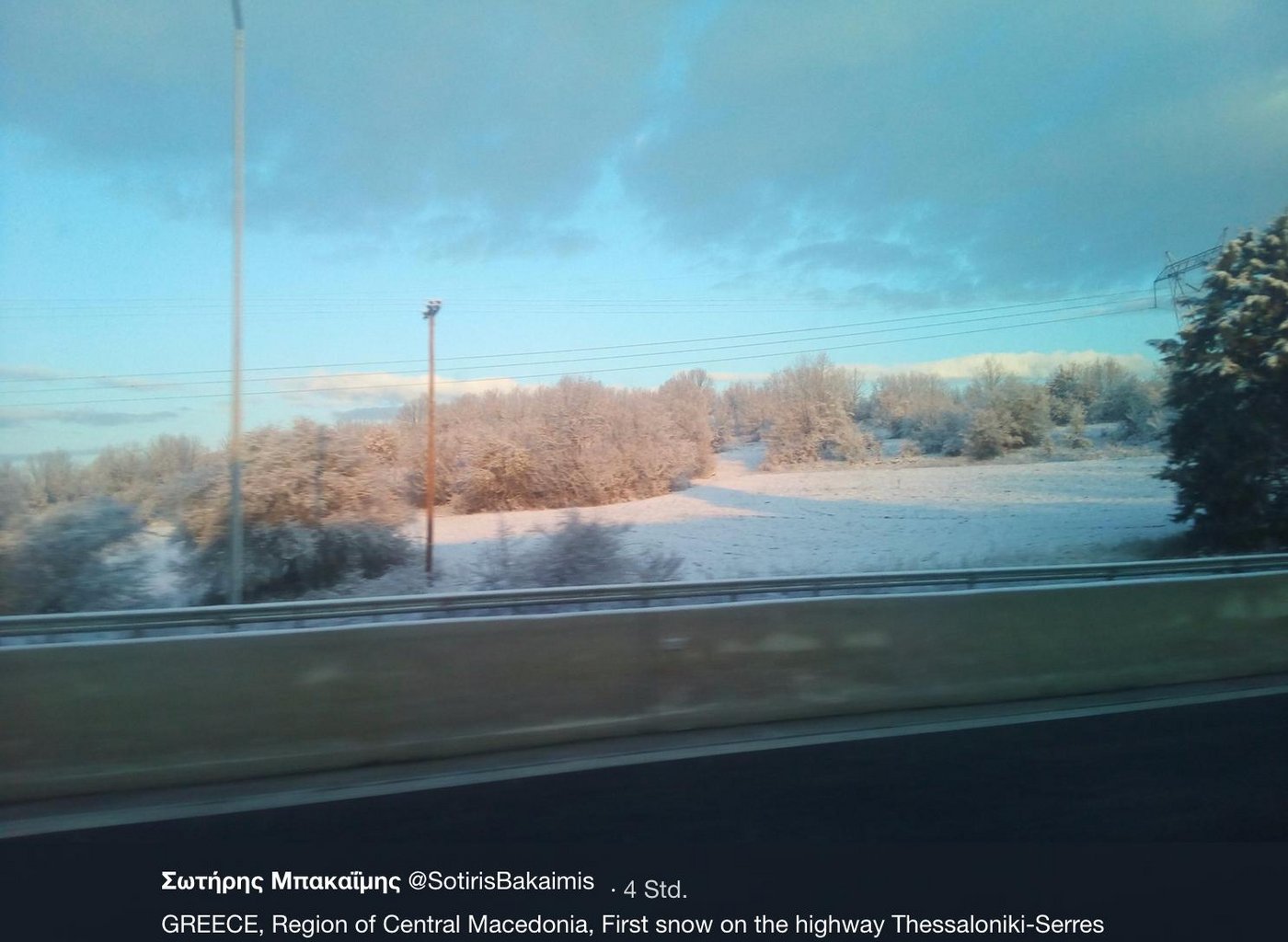 Schnee neben einer griechischen Autobahn zeigt dieses Bild auf Twitter. (Bild @SotirisBakaimis/Twitter)