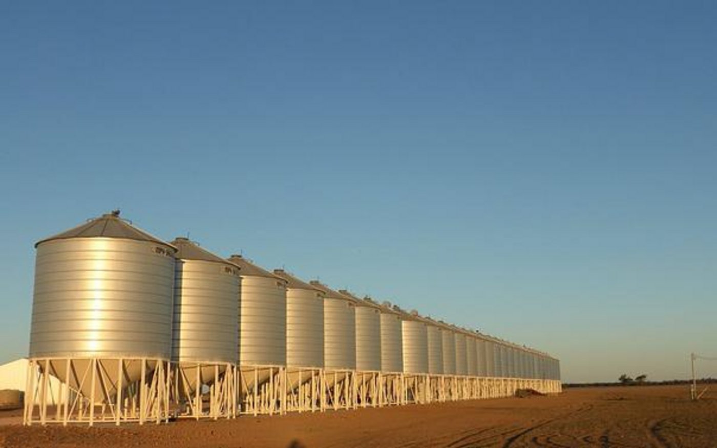 Die Silos befinden sich in einer Kampfzone nahe der Hafenstadt Hudaida am Roten Meer. (Symbolbild pixabay)