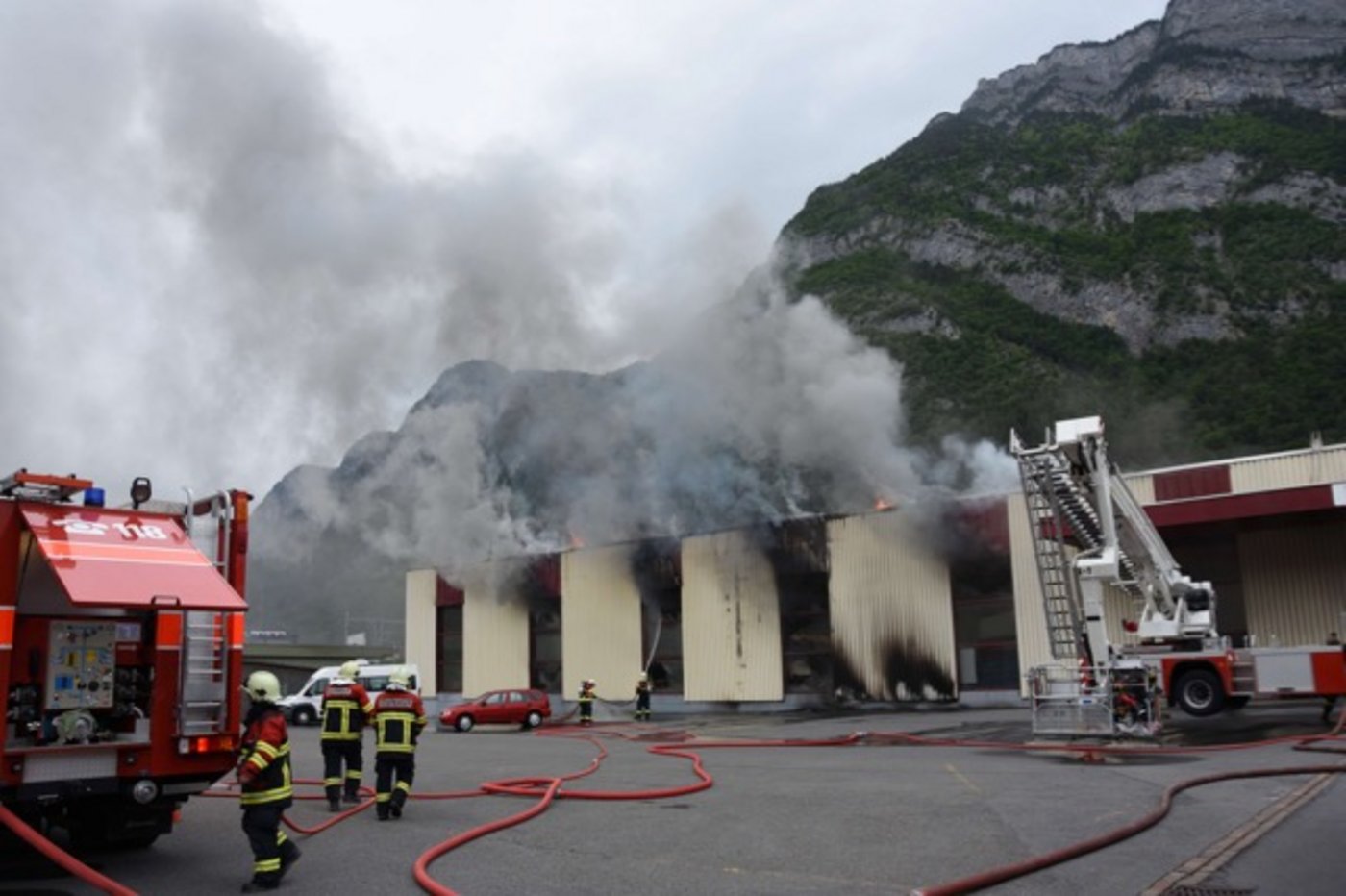 Die Feuerwehr bei den Löscharbeiten: Der Sachschaden dürfte hoch ausfallen. (Bild Kapo SG)