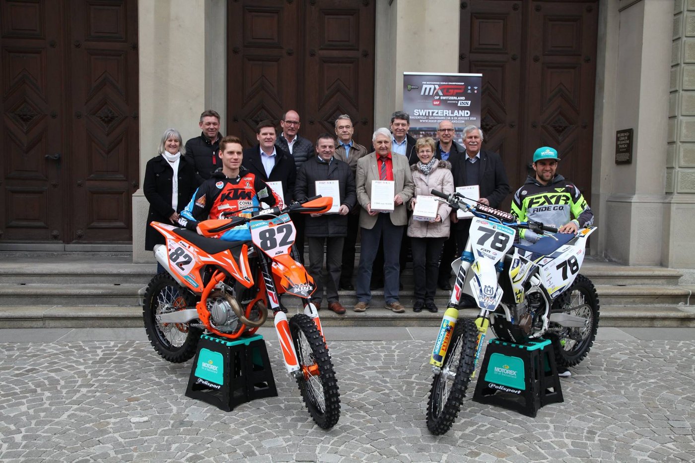 Am 26. März überreichten die Initianten gemeinsam mit drei Thurgauer Nationalräten sowie den MXGP-Piloten Andy Baumgartner und Yves Furlato die Petition pro MXGP of Switzerland der Thurgauer Regierung. Ein Anwohner will die Grossveranstaltung verhindern. (Bild MXGP of Switzerland/Facebook)