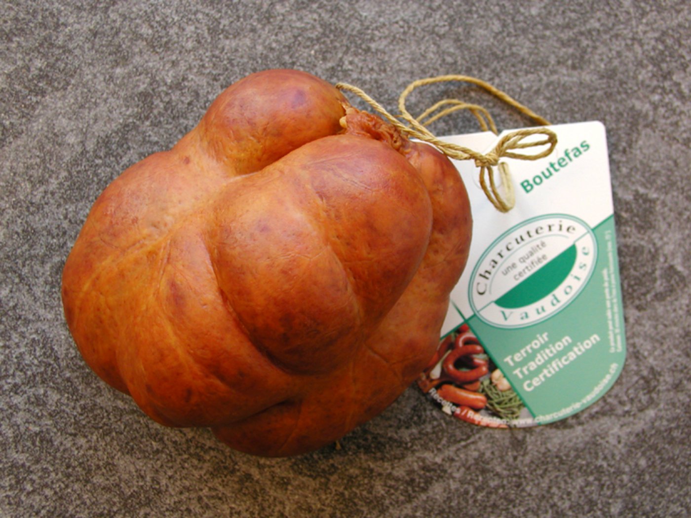 Die Waadtländer Spezialität Boutefas ist eine Rohwurst aus Schweinefleisch, Speck, Pökelsalz, Gewürzen und – je nach Hersteller – Wein oder Schnaps. Zusammen mit dem Jambon de la Borne soll sie nun geschützt werden. (Bild Wikimedia)