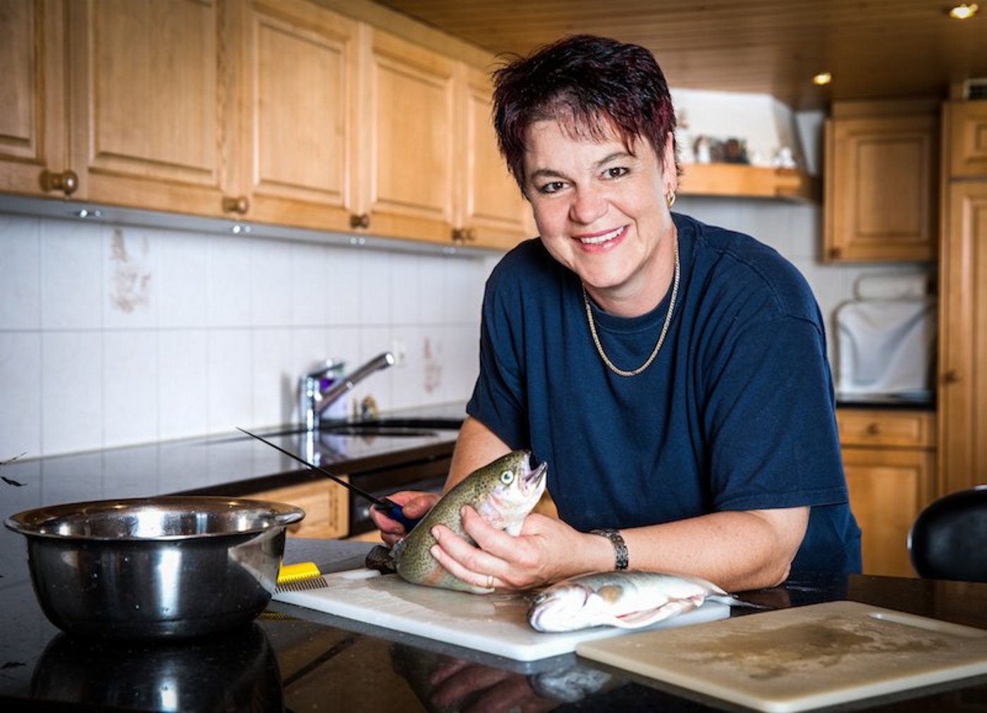 Anita Mosimann hat einen eigenen Forellenteich. Das also ein Fisch auf den Teller kommt, ist beinahe ein Muss.	(Bilder SRF/Ueli Christoffel)