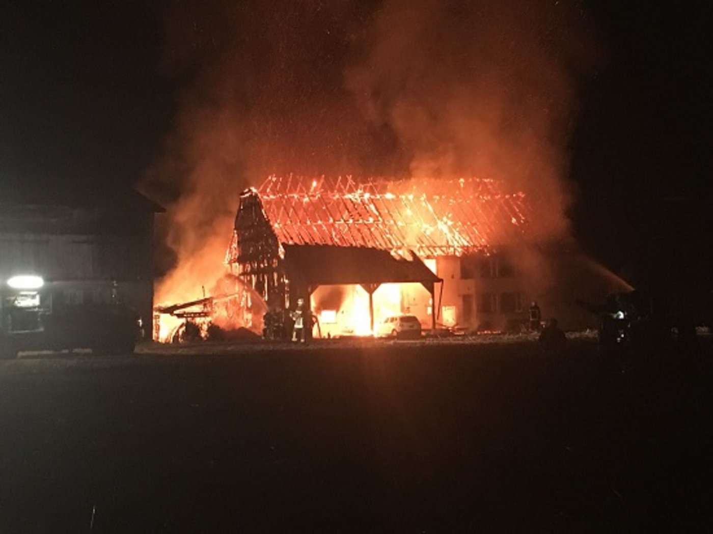 Für den Bauernhof in Fétigny FR gab es keine Rettung. (Bild Kapo FR)