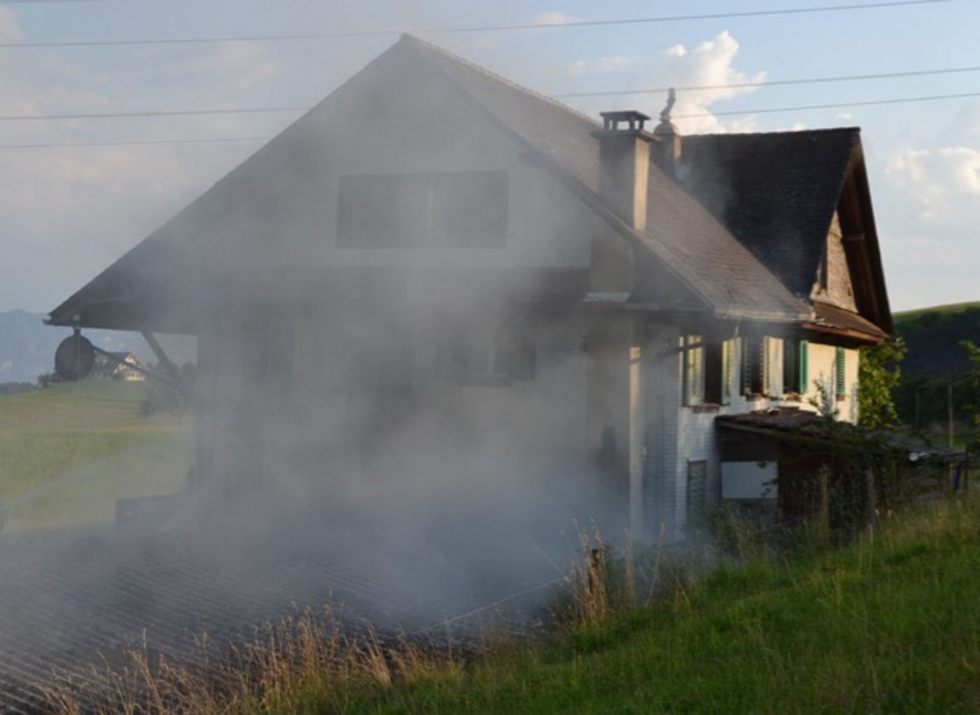 Das in Rauch gehüllte Bauernhaus. (Bilder Luzerner Polizei)