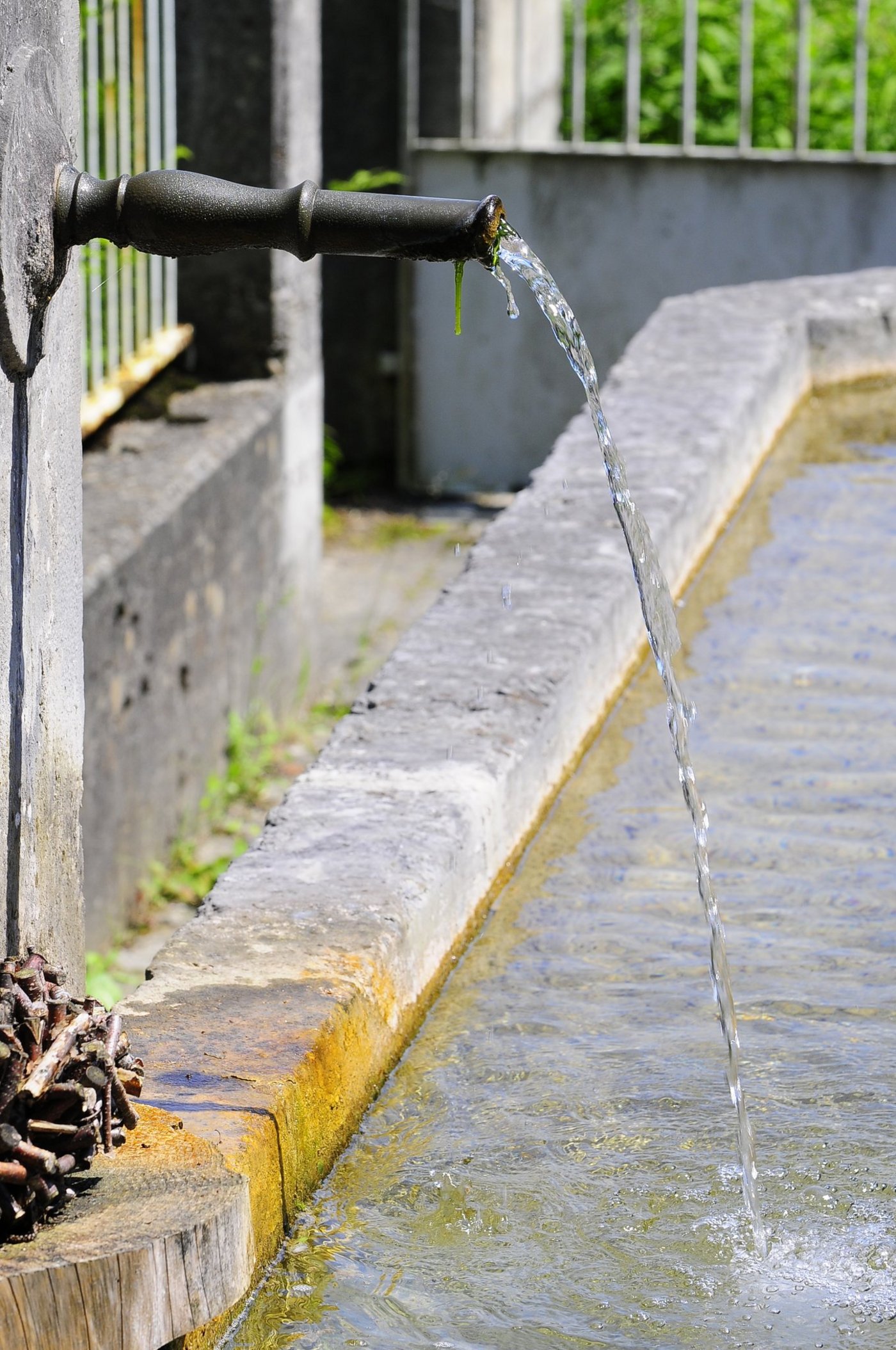 Schweizer Wasser kann man unbedenklich trinken. Die Qualität ist gut, weil Behörden regelmässig Untersuchungen durchführen und die Landwirtschaft nachhaltig betrieben wird. Jedoch kommunizieren Volksinitiativen falsche Informationen. (BauZ)