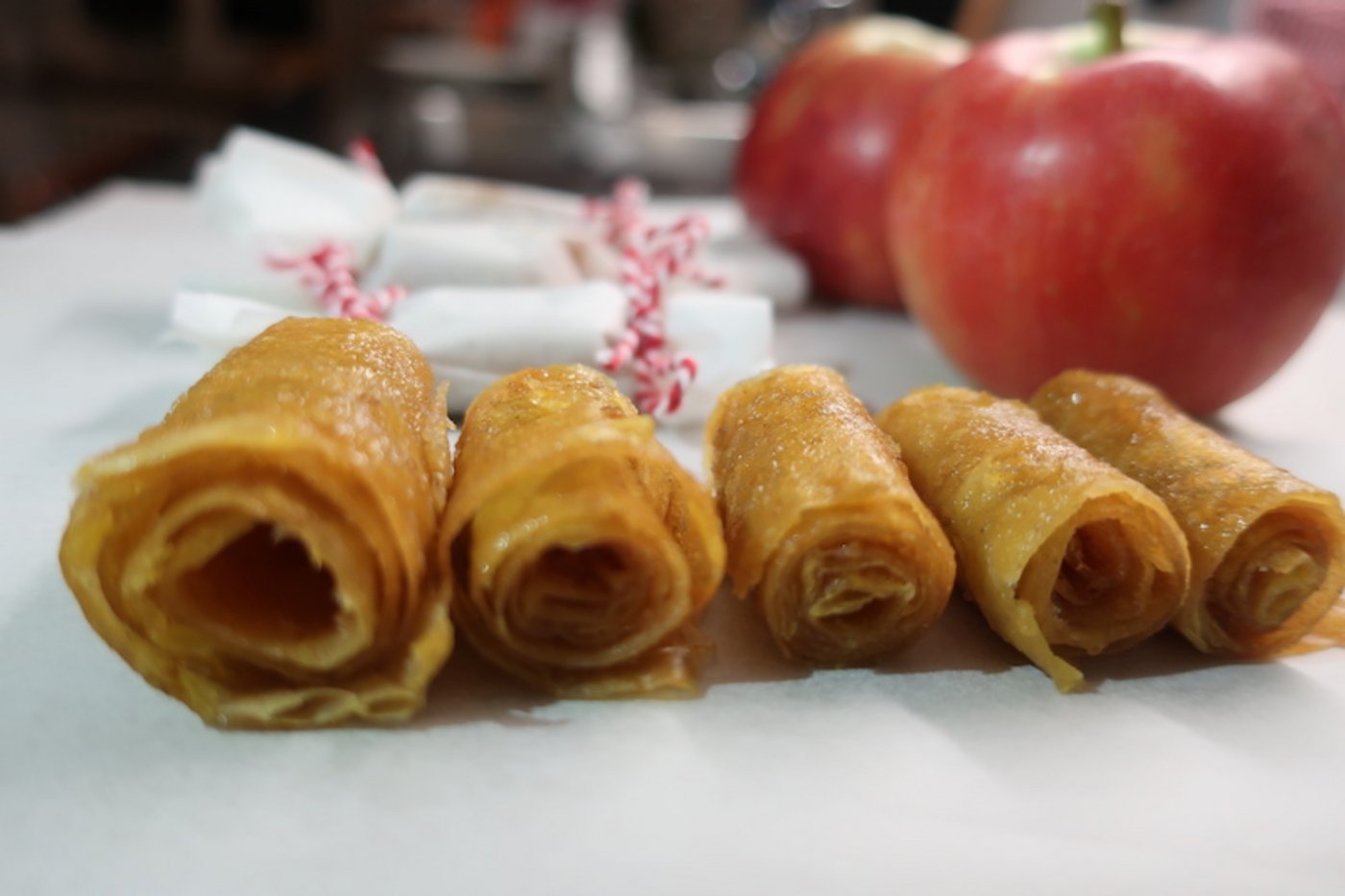 Fruchtleder ist Fruchtmus, das dünn ausgestrichen, getrocknet und dann gerollt als Snack aufgetischt wird.	(Bilder et)