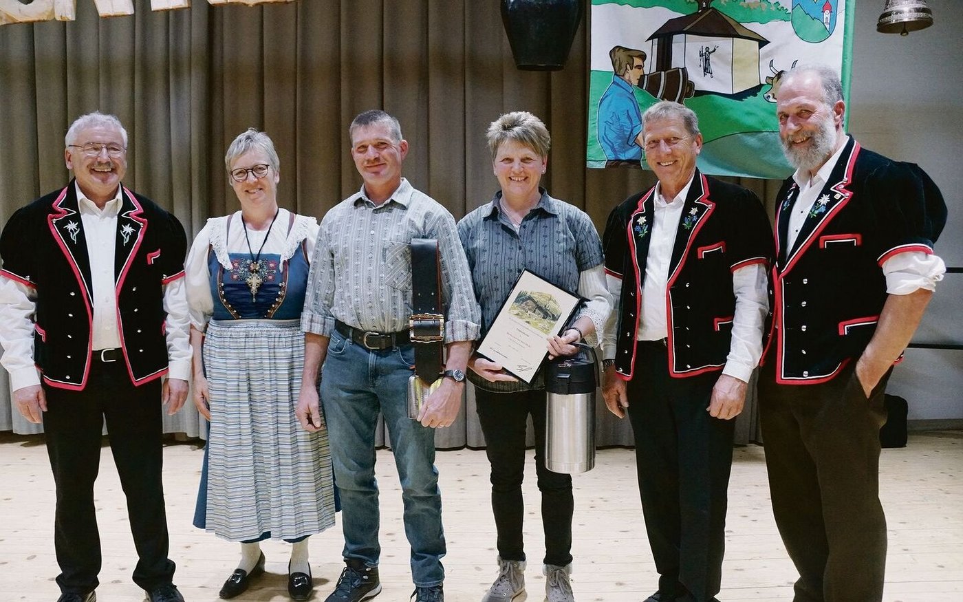 Ueli und Martha Bieri-Wicki (Mitte) wurden vom Präsidenten Pius Schmid, Bethli Portmann, Franz Achermann und Peter Wüthrich (v. l.) für 30 Jahre treue Alpdienste geehrt.