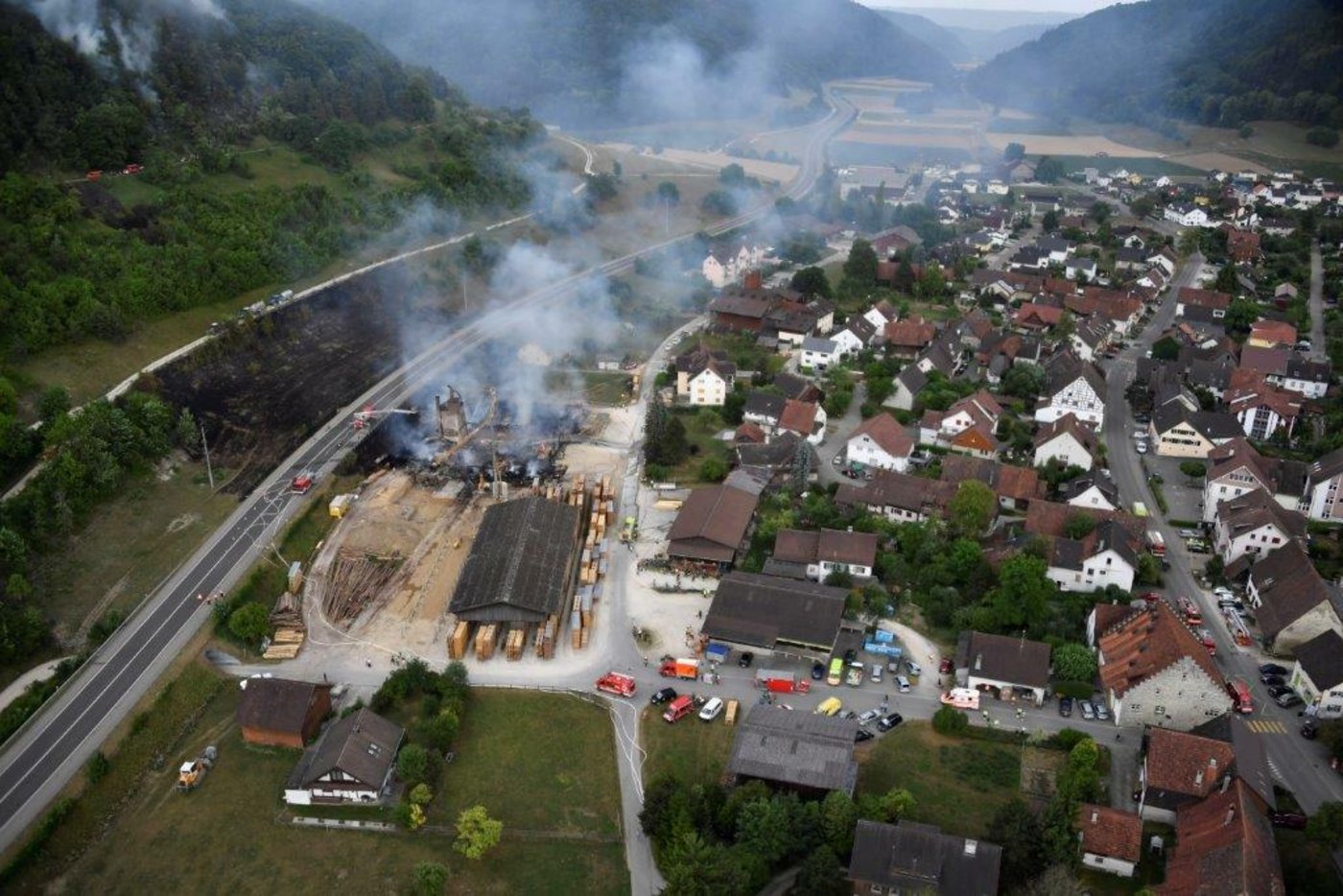 Ein trauriges Bild bietet sich nach dem Grossbrand von der ehemaligen Merishauser Sägerei. (Bild Kapo ZH)