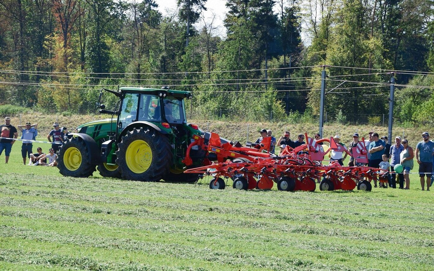 An den zwei Tagen wurden die Maschinen auch im praktischen Einsatz präsentiert. Hier der Kreiselheuer bei der Arbeit.  