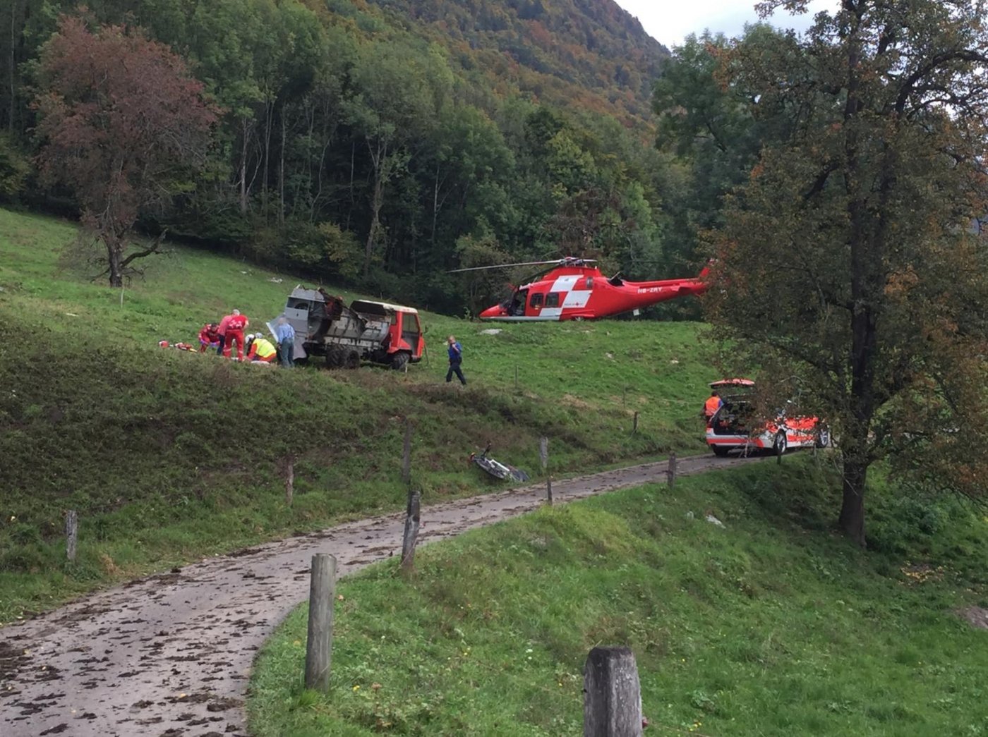 Sanitäter versorgten den Schwerverletzten vor Ort. Danach flog ihn die Rega ins Spital. (Bild Kapo SG)
