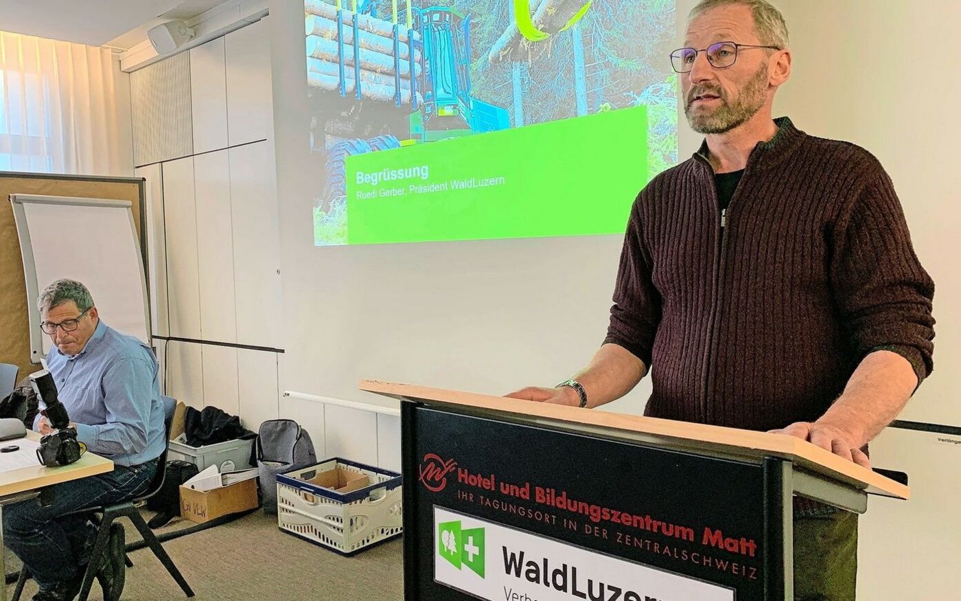 Ruedi Gerber, Präsident von Wald Luzern, würde es sehr begrüssen, wenn bald Preisempfehlungen für Holz möglich wären. Links im Bild Geschäftsführer Werner Hüsler.  