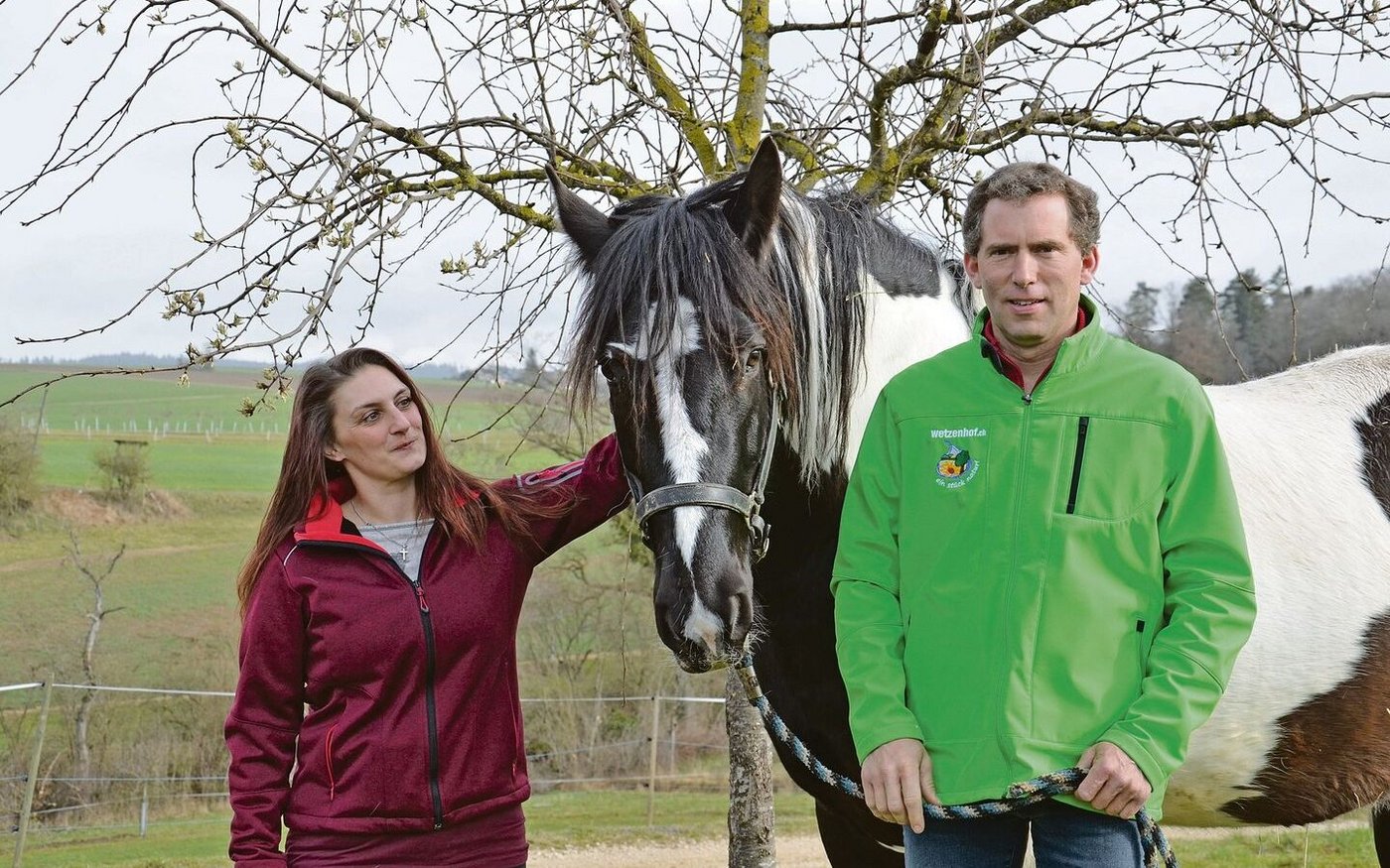 Auf dem Betrieb von Hanspeter Bleuler kann das Pferd Lindo, gut betreut von Mitarbeiterin Angela Ganter, sein Leben so richtig geniessen.  