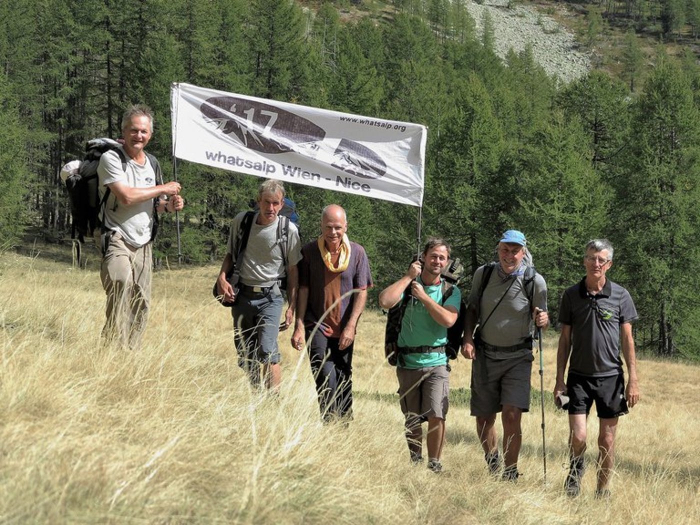 Die Wandergruppe hat die Alpen durchquert. (Bild whatsalp)