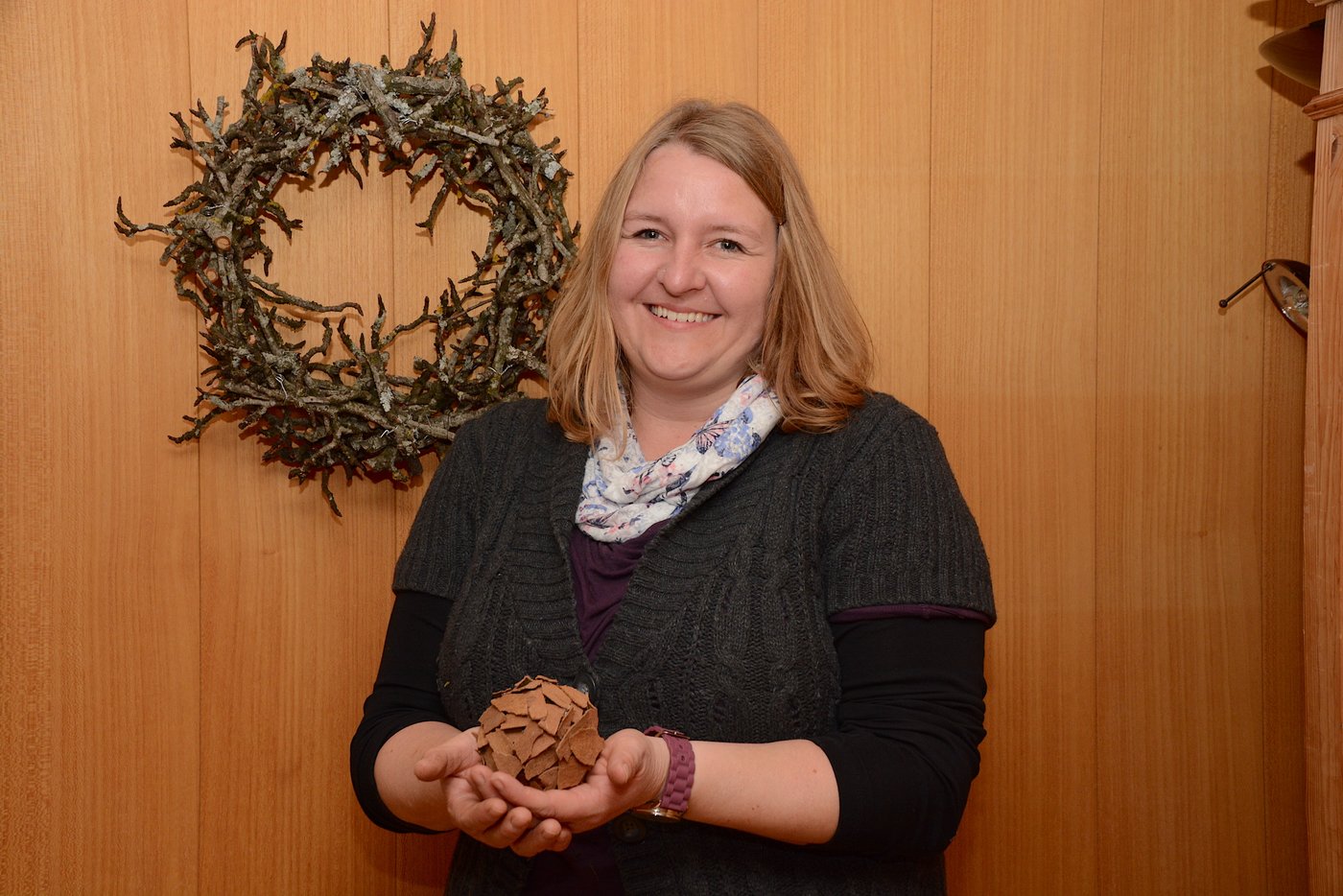Teilnehmerin Andrea Röösli, Hellbühl, präsentiert ihre Rinden-Kugel.