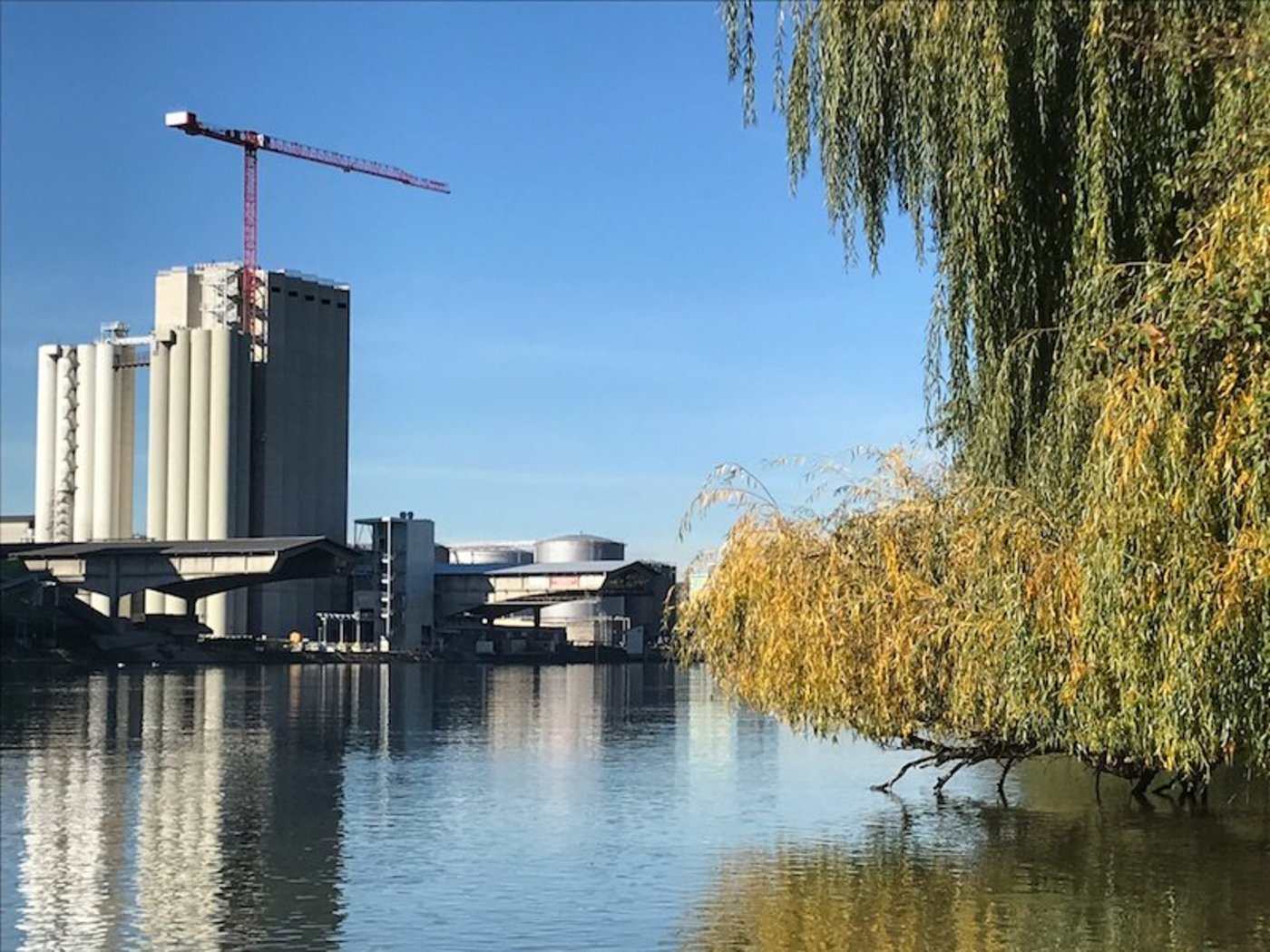 Die Rundsilos und das bienenwabenförmige Silo sind bereits von Weitem zu sehen. (Bild zVg)