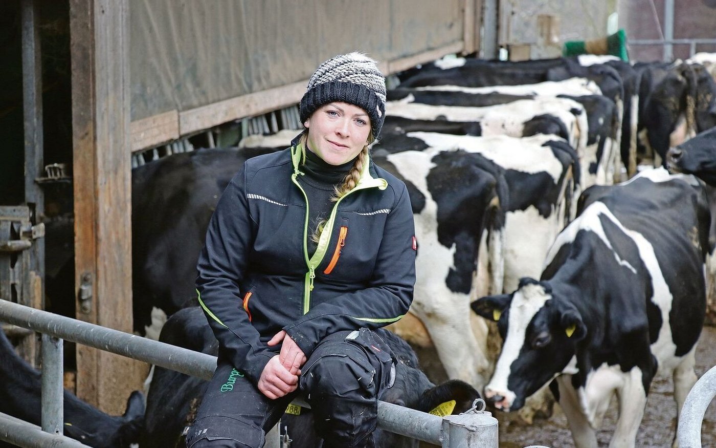 Nadia Burger betreut eine 40-köpfige Holsteinherde mit Aufzucht. Seit dem Unfalltod ihres Vaters führt sie den Betrieb im aargauischen Freienwil, unterstützt von ihrer Mutter.