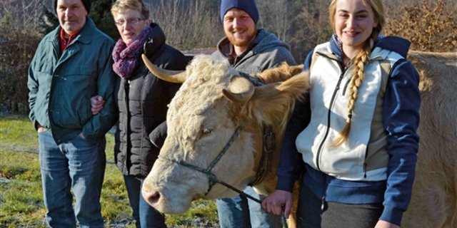 Peter und Vreni Gysin mit ihren Nachfolgern Noah Handschin und Manuela Lerch. (Bild akr)