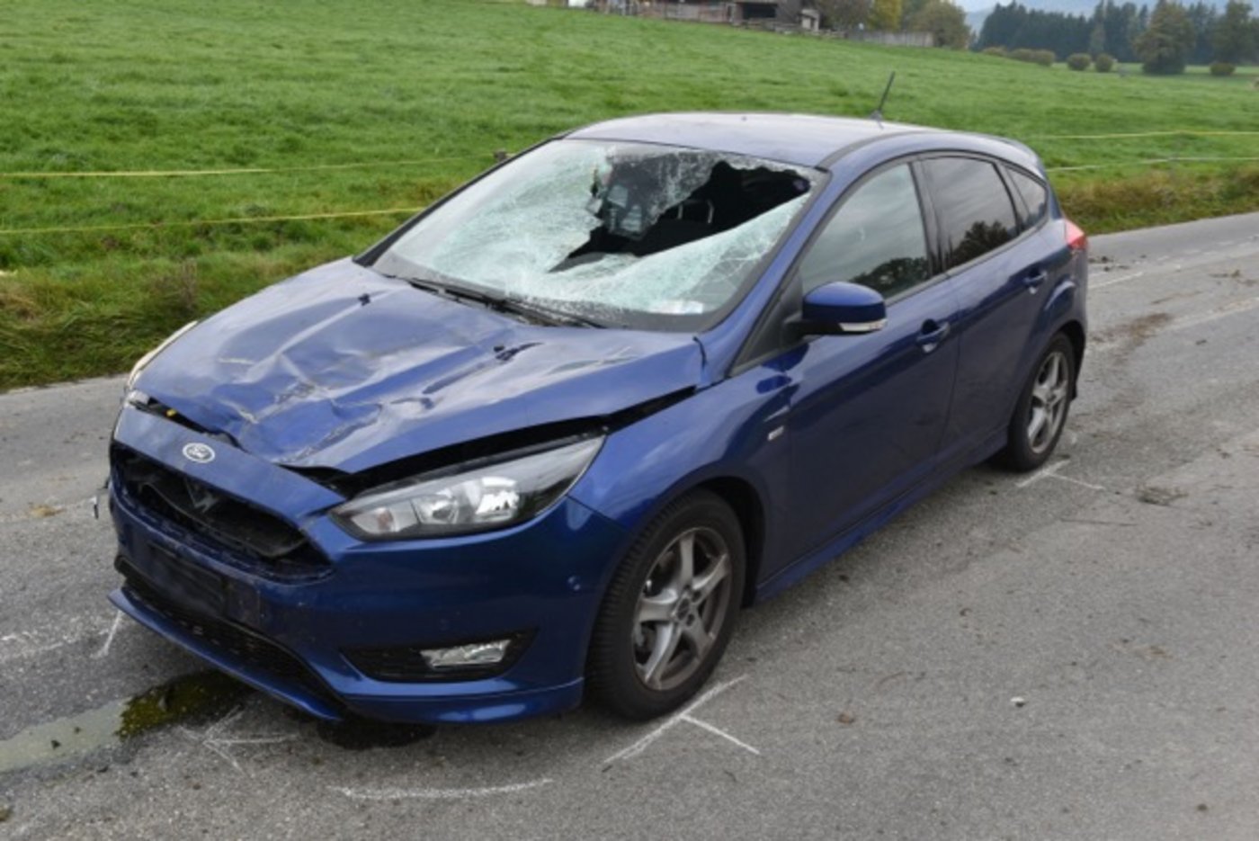 Das beim Unfall stark beschädigte Auto. (Bild Luzerner Polizei)