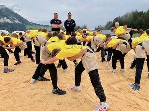 Königs-Camp: Von den Besten Schwingen lernen Matthias Glarner (l.) und Kilian Wenger trainieren im Königs-Camp junge Schwinger. (Bilder Esther Thalmann)