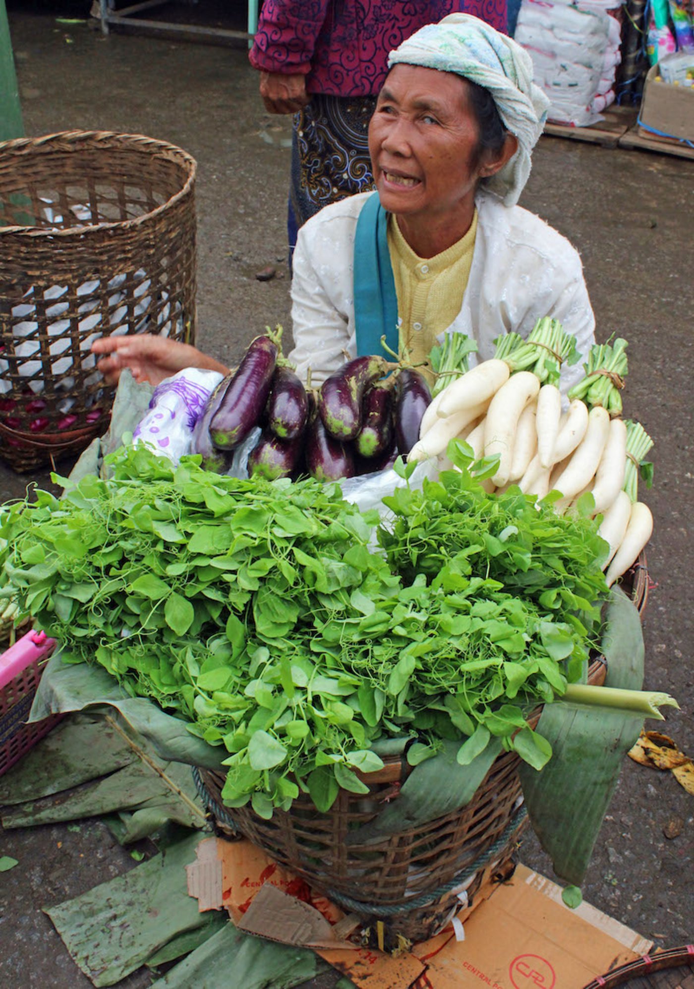 Wie schweizer Bäuerinnen hoffen die Frauen in Myanmar, ihre Produkte zu guten Preisen verkaufen zu können. Oft ist das nicht einfach: Es gibt zu viel auf dem Markt. 