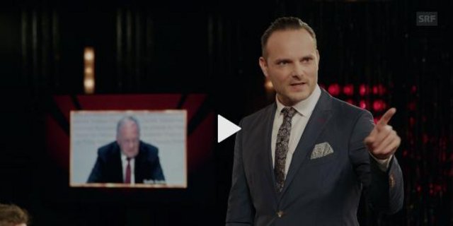 Dominic Deville macht sich über die Hornkuh-Initiative lustig. (Bild SRF)