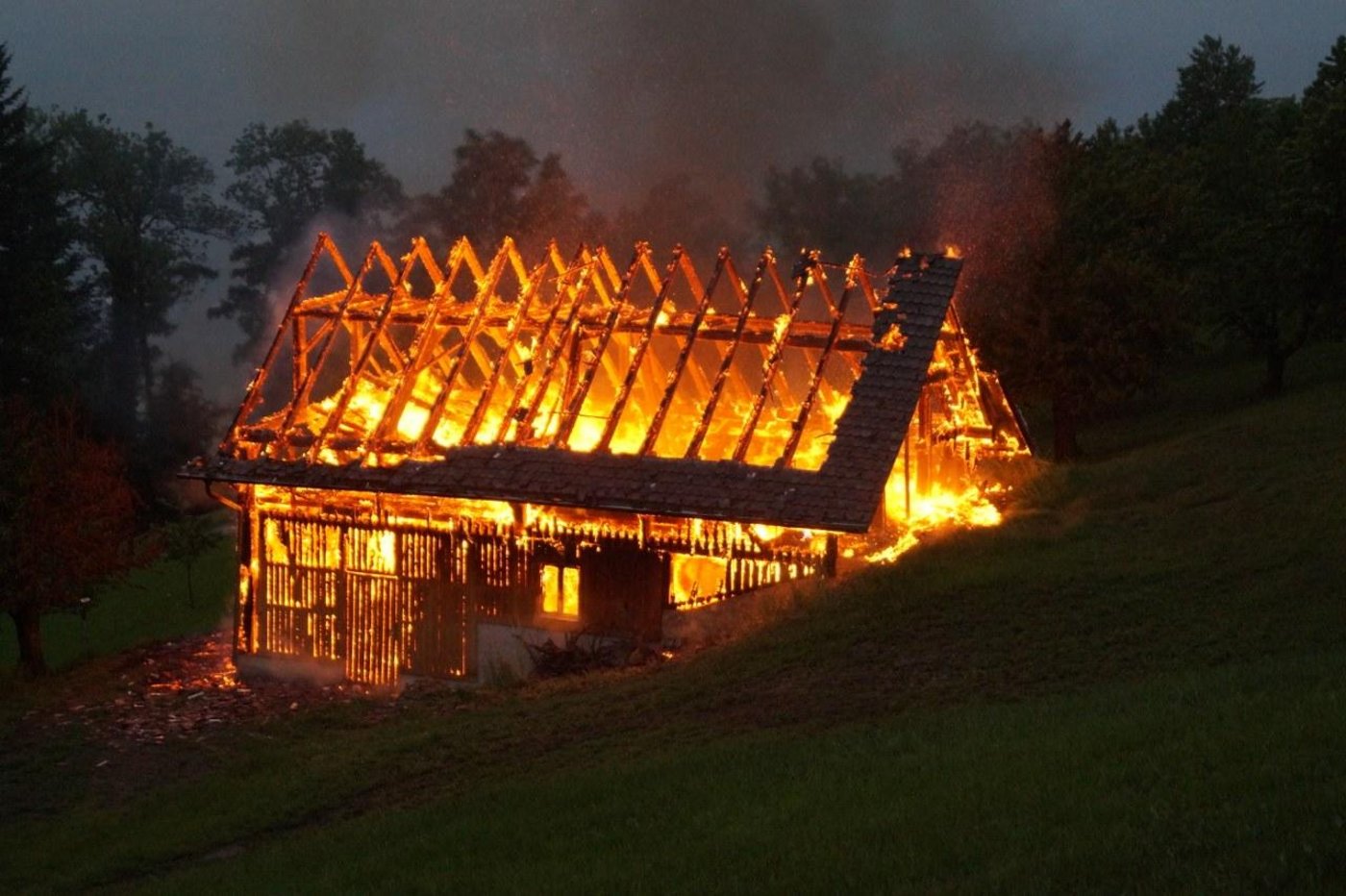 Die Scheune im Vollbrand. (Bilder Kapo ZG)
