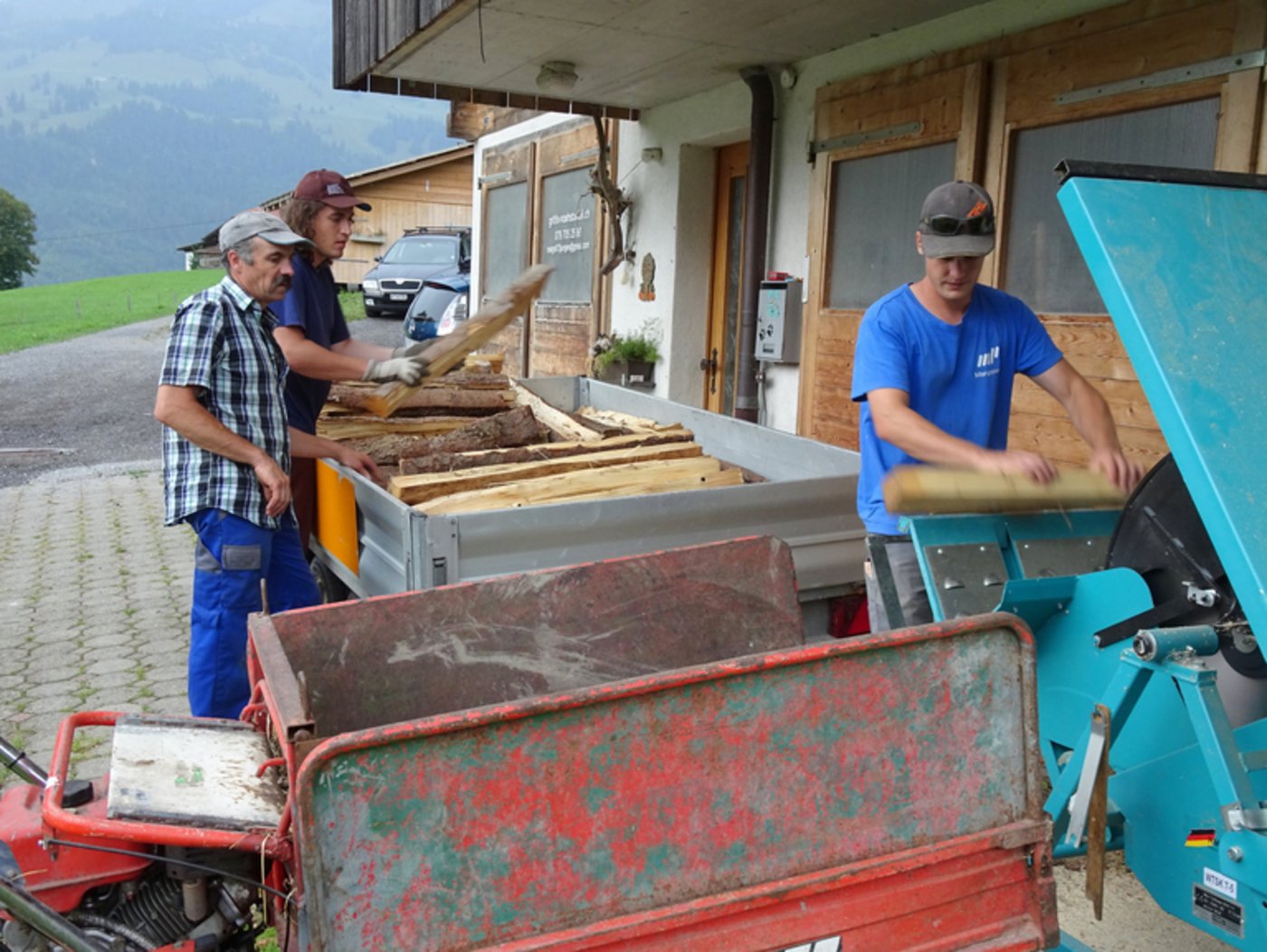 Die beiden Zivildienstler halfen nicht nur bei der Arbeit auf freiem Feld, sondern auch beim Zersägen von Brennholz. 