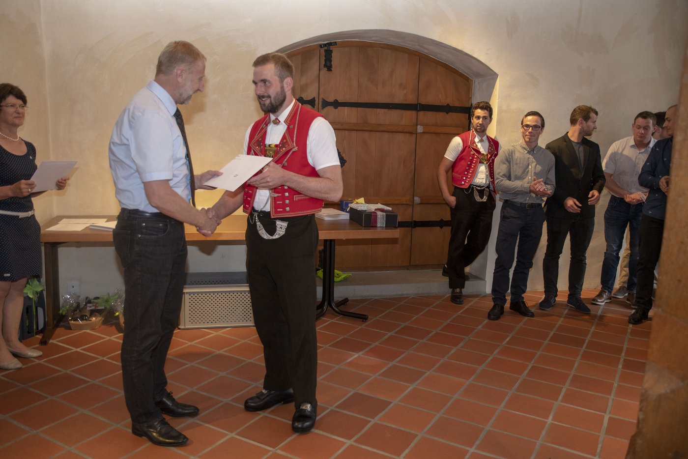 Diplomübergabe durch Retor Walter Gut. (Bild Josef Kottmann)