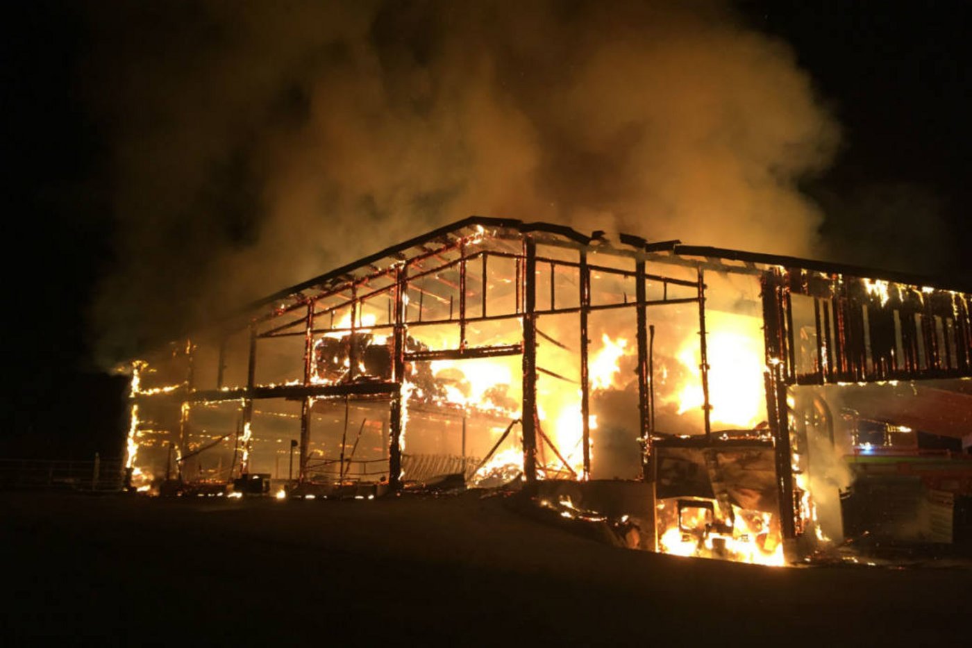 Als die Einsatzkräfte zur Scheune kamen, stand diese bereits voll in Brand. (Bild Kantonspolizei Fribourg)