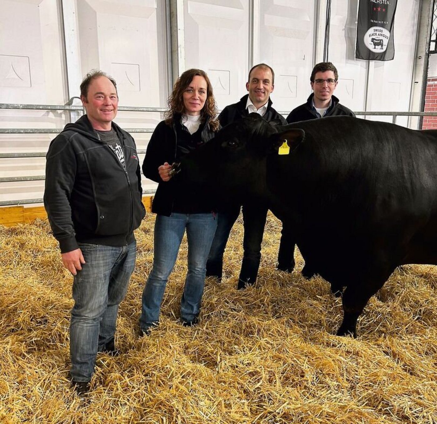 Nach dem Vortrag von Martin Grassberger gingen die Angus-Leute zurück zu ihren Kühen und Kälbern und Stier Gomez:  Die Standbetreuer Peter und Ania Soller, Forumsorganisator Urban Dörig und Swiss-Angus-Präsident Lukas May (v. l. n. r.). 