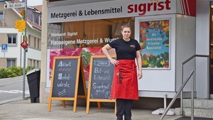 Bei der Metzgerei Sigrist hat Leandra Schweizer die Lehre gemacht und arbeitet heute noch dort.