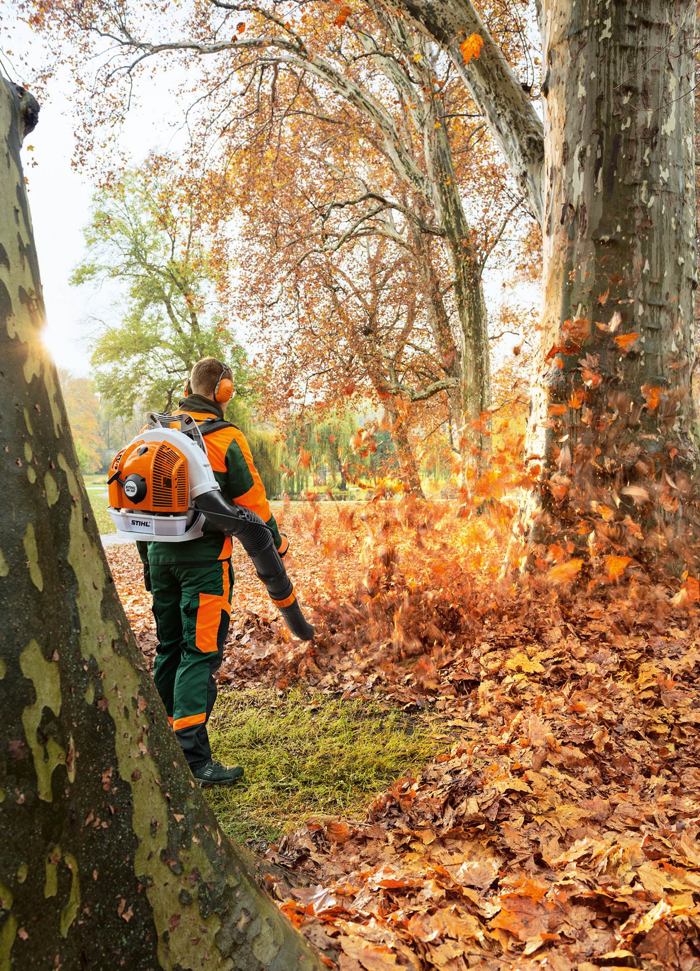 Leichtgewicht für Profis: Mit 35 Newton Blaskraft lässt sich mit dem 10,8 kg leichten Blasgerät BR 700 Heu, Laub, Grünschnitt und Abfall im Handumdrehen zu einem Haufen zusammenblasen.