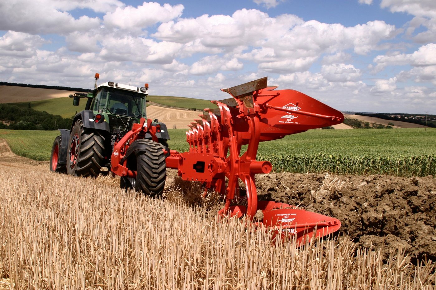 Ein Anbauvolldrehpflug von Kuhn im Einsatz: Das gute Geschäftsjahr 2017 führt Bucher Industries auf eine Erholung in der Landwirtschaft zurück. (Bild Kuhn Group)