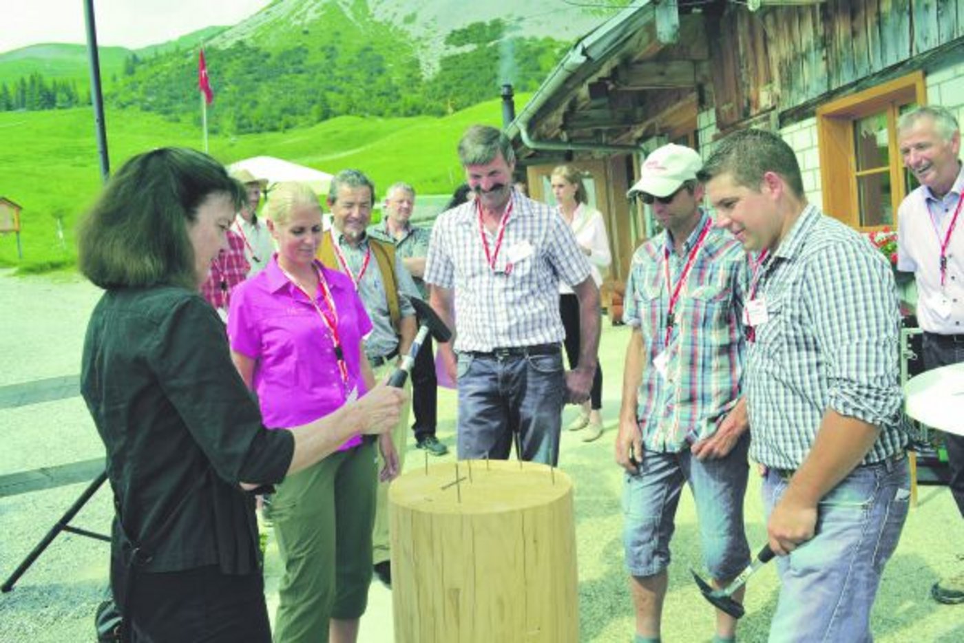 Nageln mit Kopf: Irene Kaufmann, die Präsidentin von Coop Patenschaft für Berggebiete,  in Aktion am Plauschwettbewerb im Rahmen der Eröffnungsfeier.