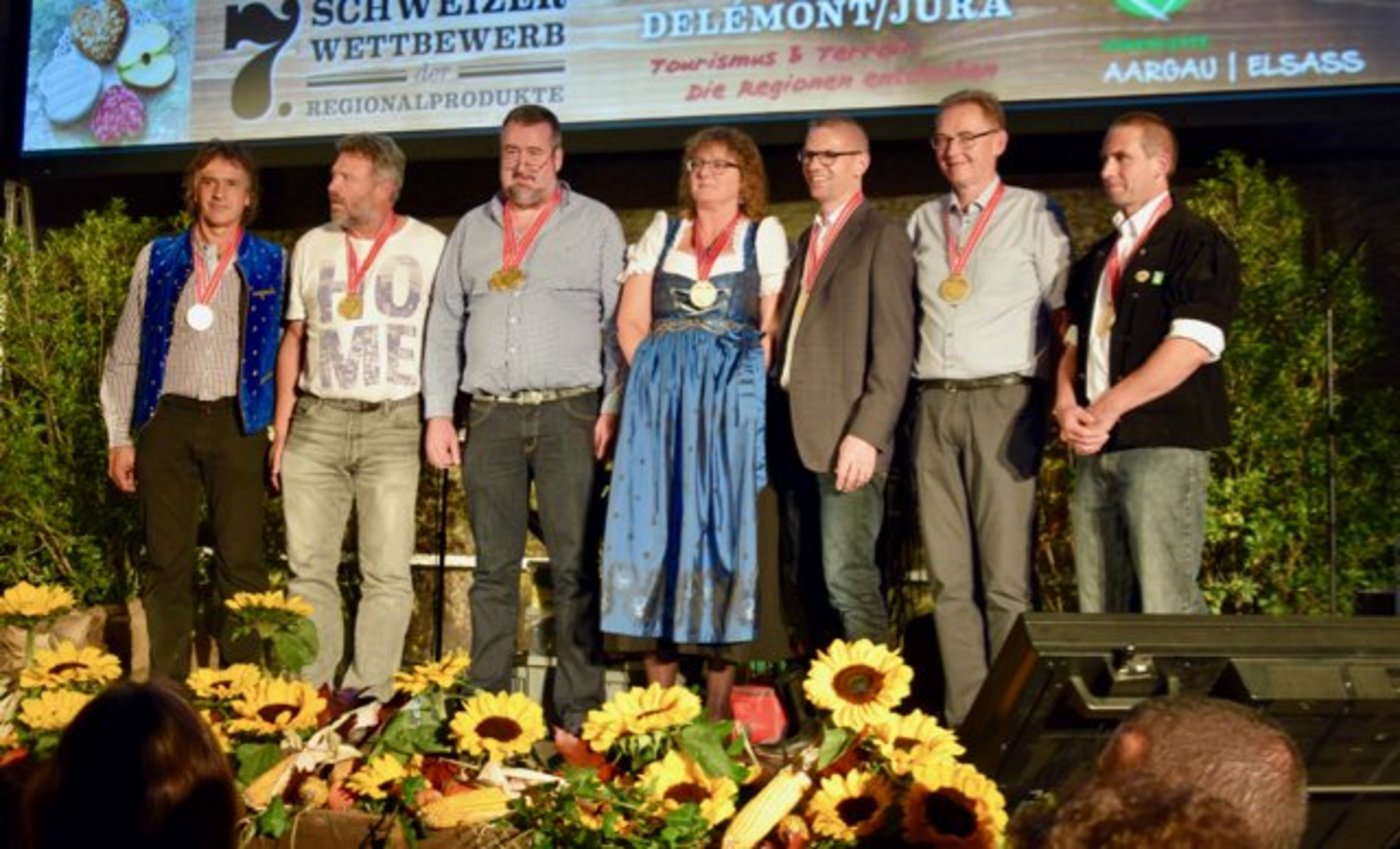 Franz Fassbind, Christophe Bosson (Terre d'Esize), Jean-Marie Pitteloud, Erika Fassbind, Burkard Kreyenbühl, Michel Grossrieder und Claude-Alain Mottier (L'Etivaz) erhielten eine Medaille, weil sie in ihrer Kategorie das beste Produkt hatten und/oder der beste Produzent waren. (Bilder jba)