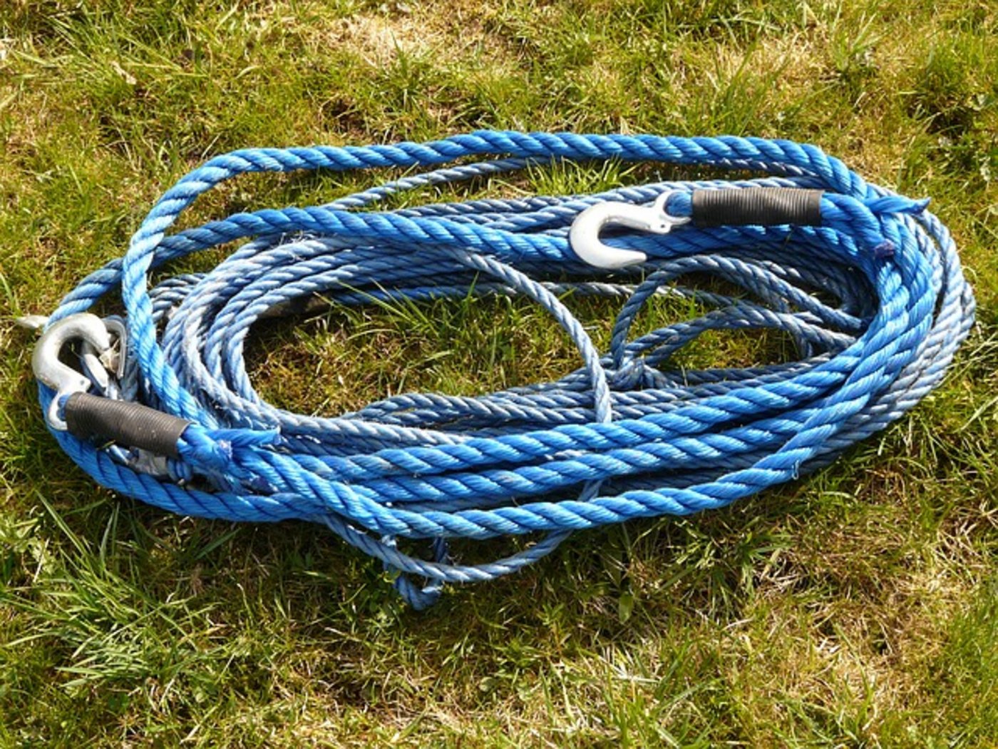 Ein gerissenes Abschleppseil hat den Traktordiebstahl verhindert. (Symbolbild Pixabay)