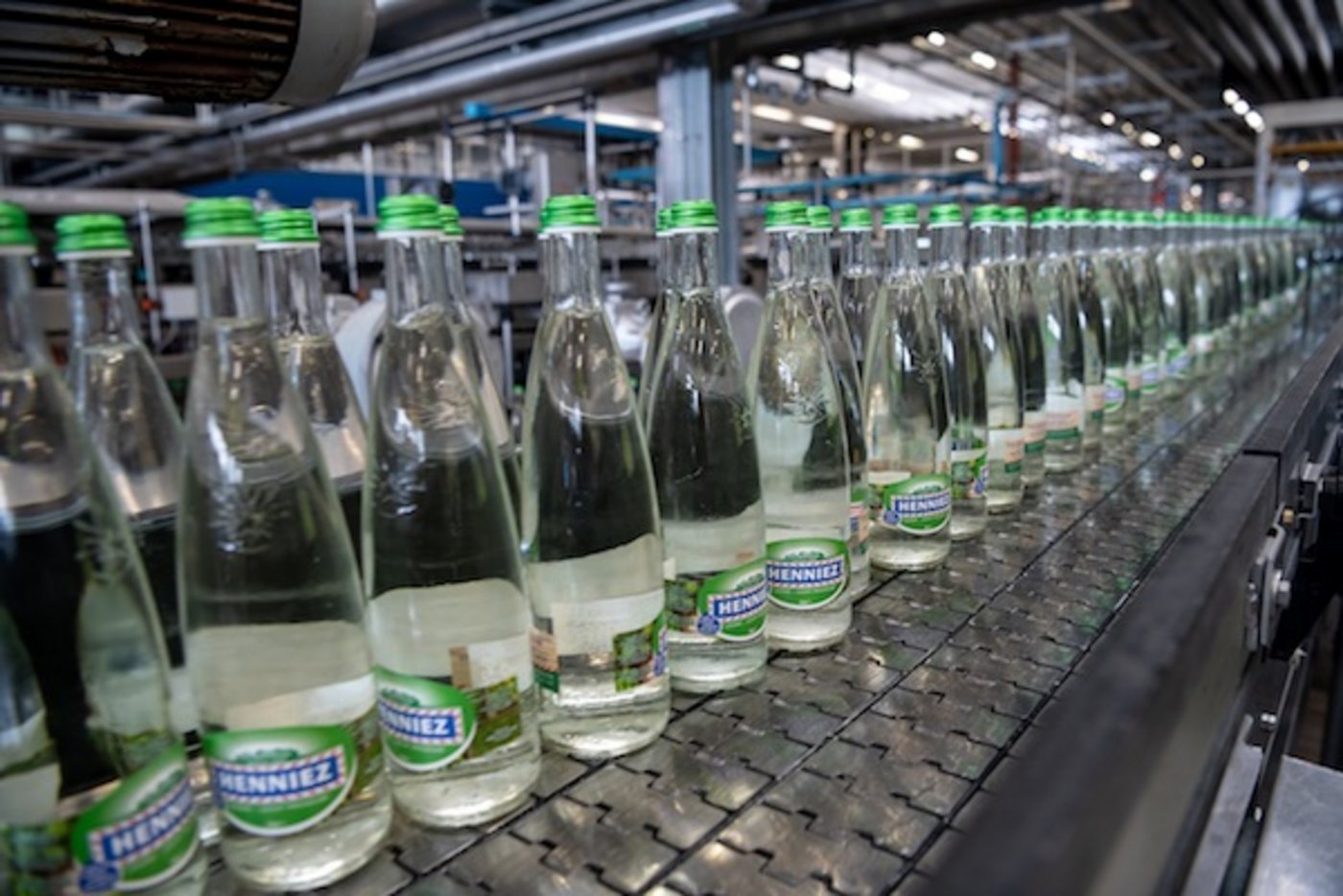 Nestlé modernisiert die die Prouktionsstätte für Henniez-Wasser. (Bild Nestlé/Remo Naegeli)