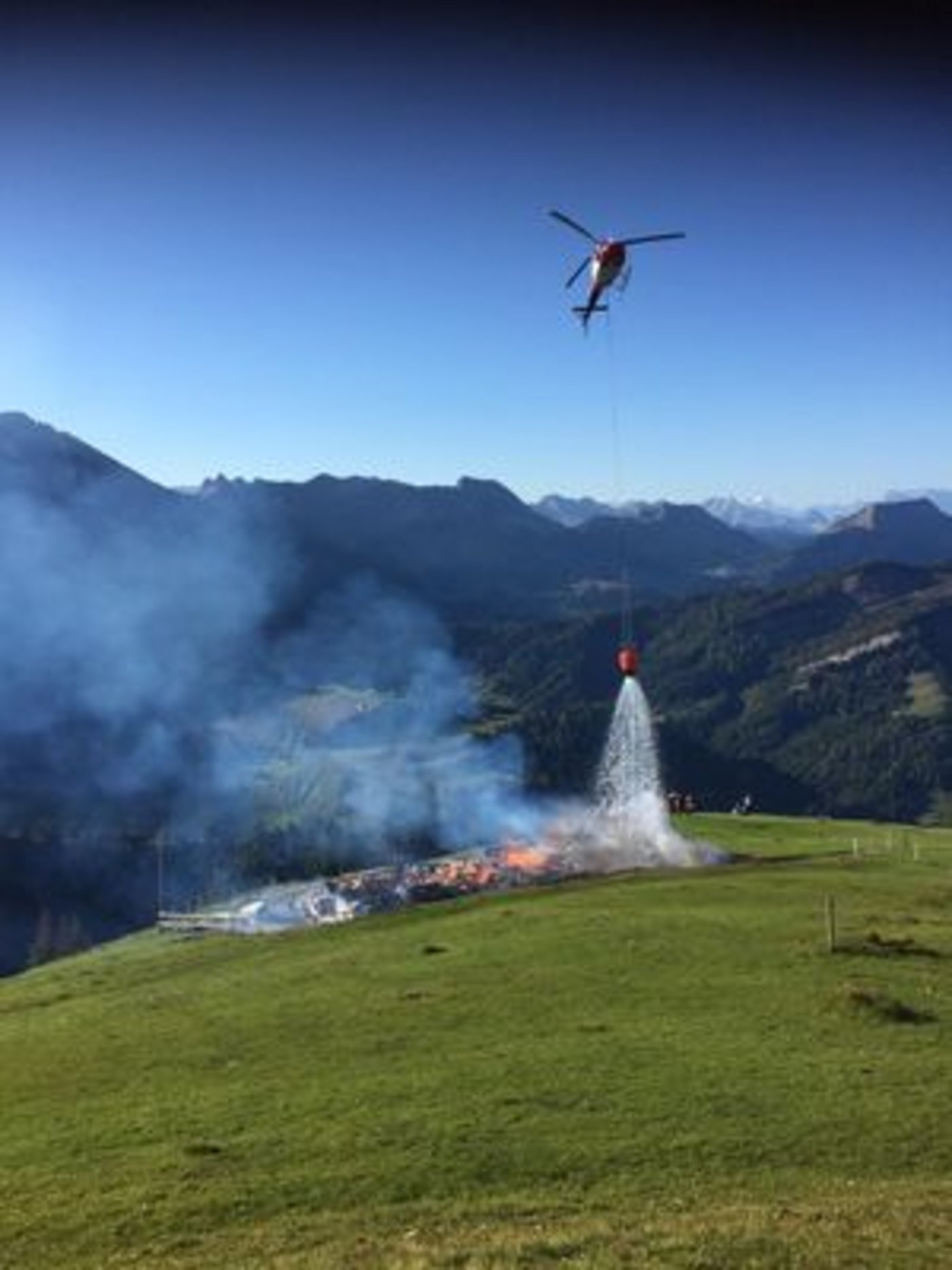 Bei den Löscharbeiten kam auch ein Helikopter zum Einsatz.