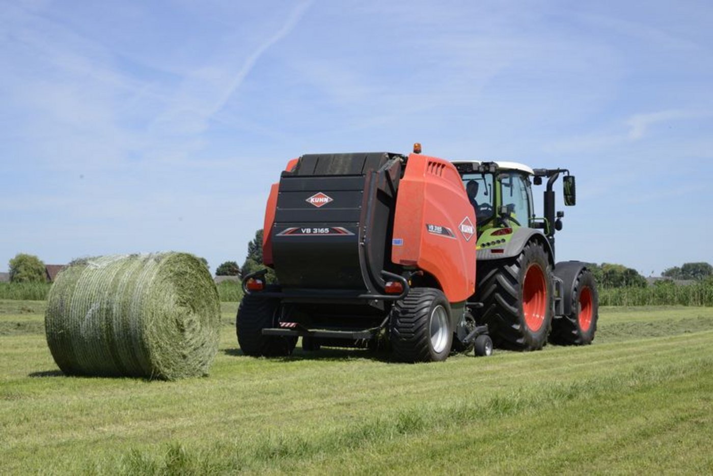 Die Kuhn Group ist Hersteller spezialisierter Landmaschinen für Bodenbearbeitung, Aussaat, Pflanzenschutz und Düngung, Futterernte und Fütterungstechnik sowie Landschaftspflege. Im Bild eine Rundballenpresse. (Bild zVg, Bucher Industries)