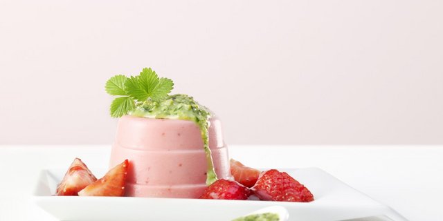 Mmh: Erdbeer-Pannacotta mit Basilikumpesto. (Bild Schweizer Obstverband