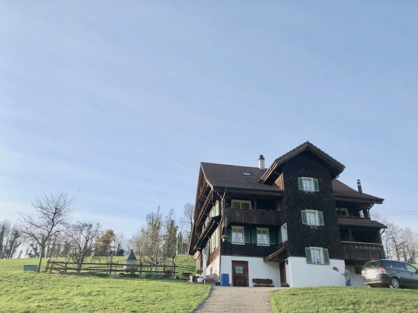 Das Zuhause von Martina von Rotz und ihrer Familie. Unten wohnen die Schwiegereltern, im oberen Stock die junge Betriebsleiterfamilie.