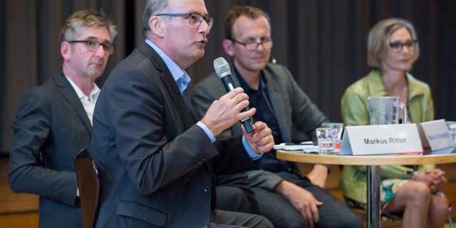Markus Ritter (am Mikrofon), Markus Schlagenhof, Adrian Krebs (Moderator), Maya Graf und Elisabeth Bürgi Bonanomi (nicht im Bild) diskutieren über die Frage, wie die Fair-Food-Initiative mit internationalem Handelsrecht vereinbar ist. (Bild zVg)