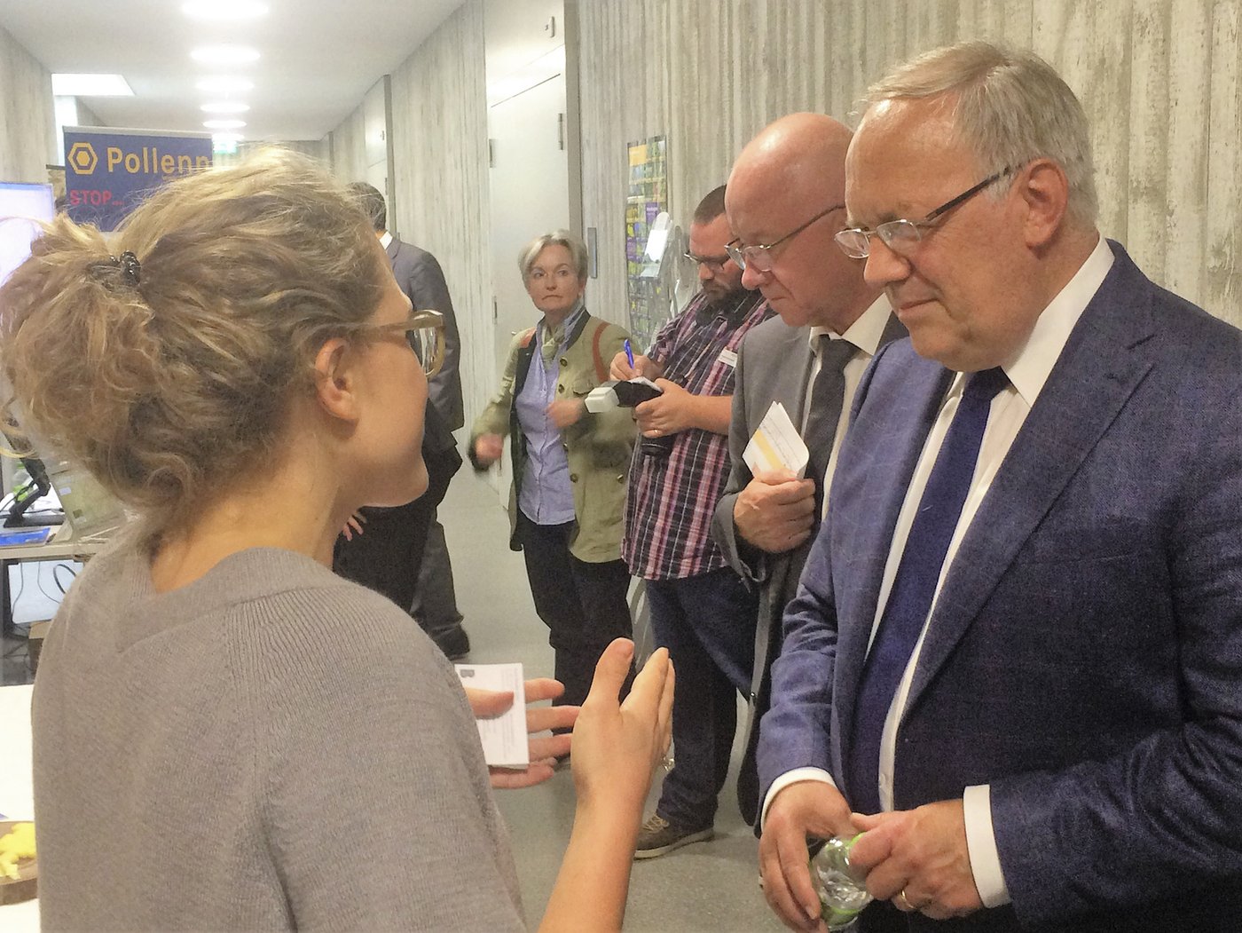 Bundesrat Johann Schneider-Ammann und BLW-Direktor Bernard Lehmann im Gespräch mit Cäcilia Schwegler von "Marktschwärmer". (Bild lid)