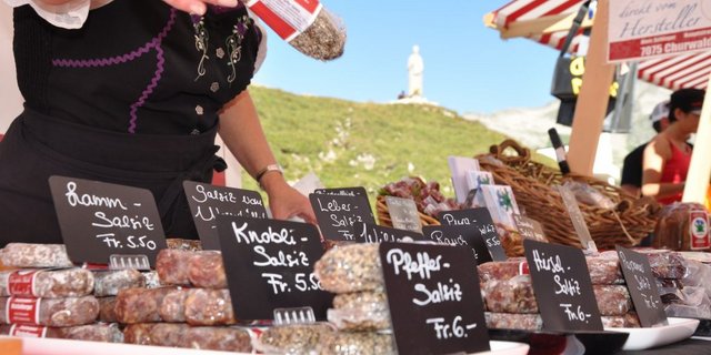 Gluschtige Würste, Würziger Käse, süsser Honig und vieles mehr erwartet die Besucher am Passmarkt. (Bild zVg)
