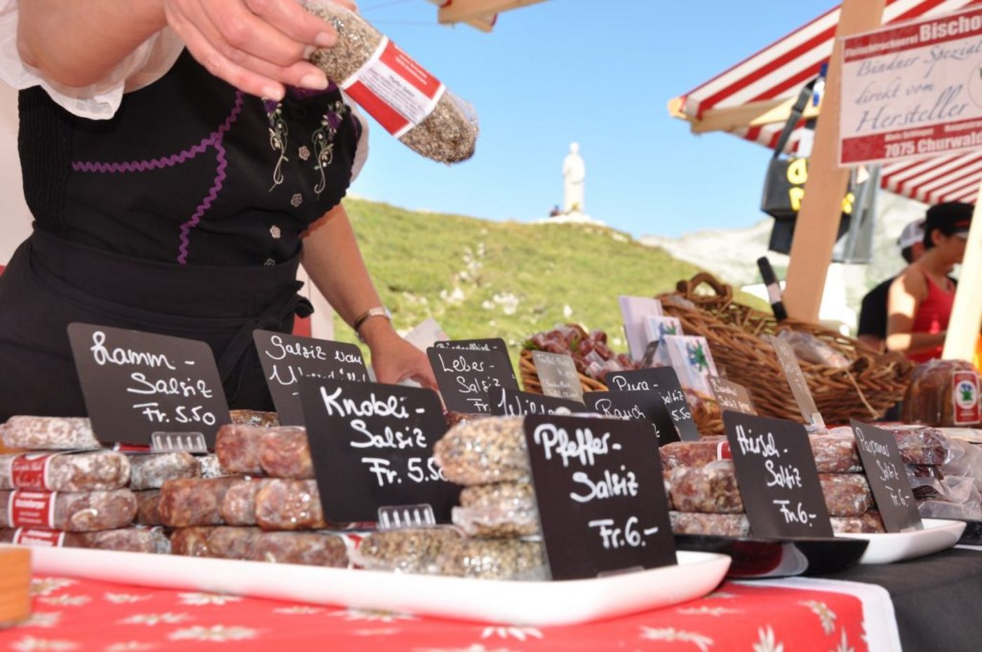 Gluschtige Würste, Würziger Käse, süsser Honig und vieles mehr erwartet die Besucher am Passmarkt. (Bild zVg)