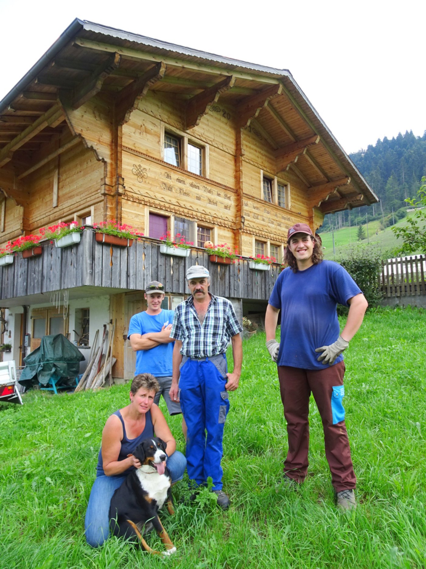 Das Ehepaar Margrit und Alfred Jungen mit den beiden Zivis Basil Minder und Gabriel Ouaïss (r.).