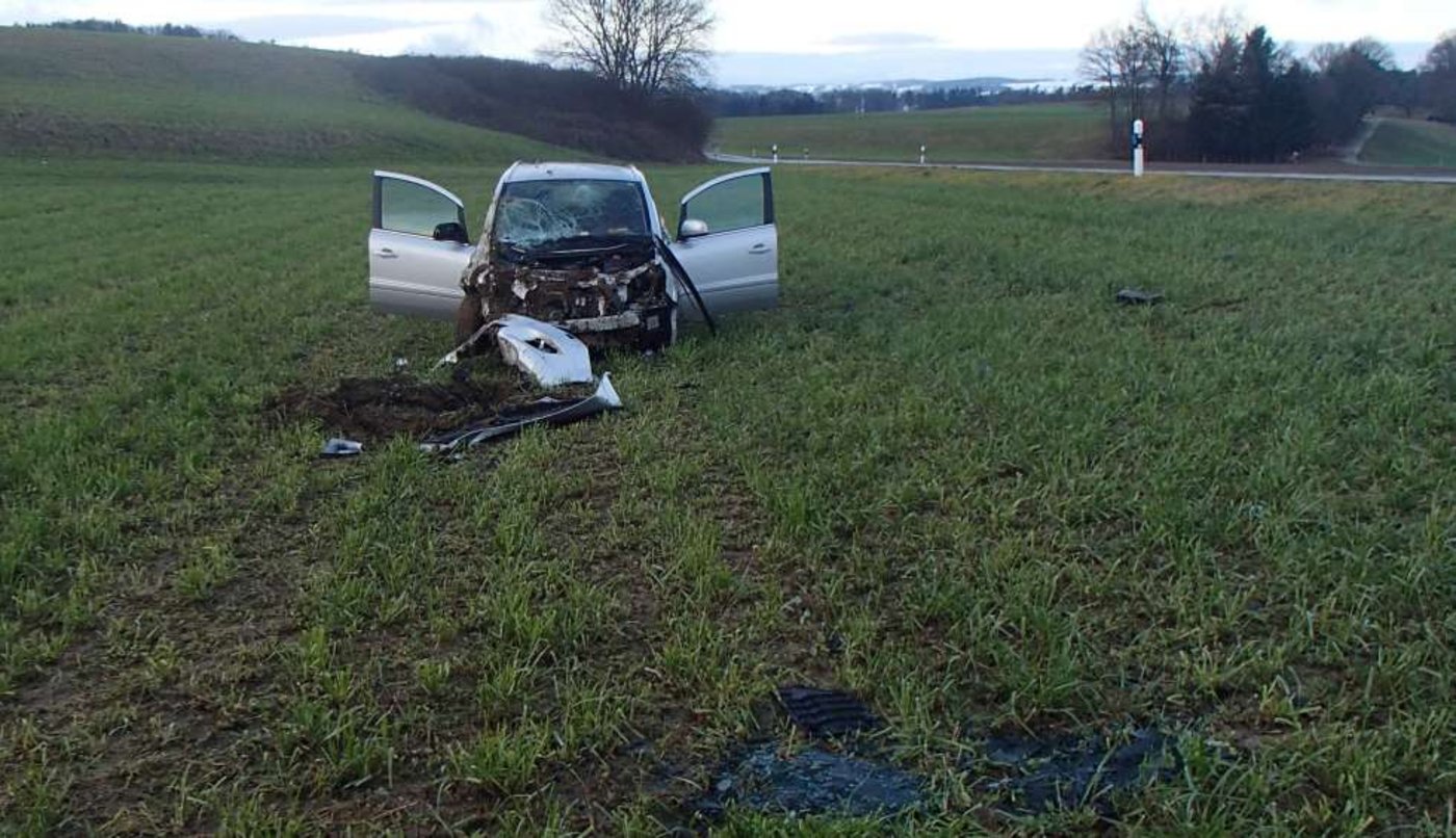 Heftiger Selbstunfall: Der Wagen eines 72-Jährigen rutschte über das Feld. (Bild Kapo AG)