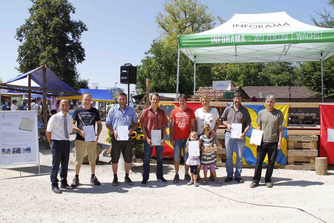 Die Gewinner mit Preisübergeber Markus Wildisen (v. l. n. r.): Peter Schmitz, Martin Aeschlimann, Andreas Stämpfli, Familie Martin und Mirjam Köhli, Martin Burkhalter, Niklaus Hari. (Bild zVg)  