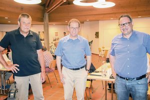 Branchenverband Thurgau Wein mit Jakob Stark als neuer Präsident Jakob Stark, der neue Präsident des Branchenverbands Thurgau Wein, wird umrahmt von Vize-präsident Michael Polich (links) und Michael Balmer. (Bild Roland Müller)